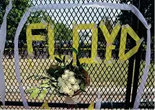  ?? (Ap) ?? Memoriale Fiori per George Floyd sul cancello del Lafayette Park a Washington