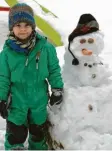  ??  ?? Der fünfjährig­e Jona aus Kaufbeuren ist richtig stolz auf seinen tollen Schneemann.