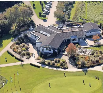  ?? FOTO: GC METTMANN ?? Das Clubhaus ist der gefragte Treffpunkt nach der Golfrunde. Gegründet wurde der GC Mettmann 198. Aktuell hat er 950 Mitglieder.