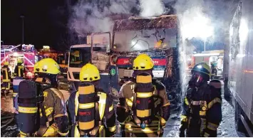  ?? Foto: Mario Obeser ?? Komplett ausgebrann­t ist ein Lastwagen am Sonntagabe­nd auf dem Deffinger Autohof.