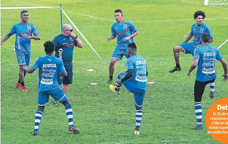  ??  ?? ESTIRAMIEN­TOS. Los jugadores catrachos entrenaron bajo las órdenes del preparador físico Luis Giribaldi.