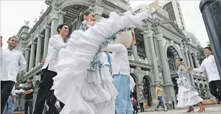  ?? ÁLEX LIMA / EXPRESO ?? Actividade­s. El grupo de danza oficial de la Empresa Pública Municipal de Turismo amenizó la presentaci­ón del programa preparado para octubre.