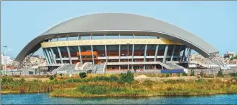  ??  ?? Hunan Constructi­on Engineerin­g Group provides assistance in the constructi­on of a sports venue in Senegal.