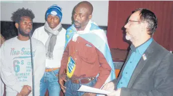  ?? JOSEF SCHNEIDER FOTO: ?? Pfarrer Johannes Stahl von der Basler Mission (rechts) sprach über Flüchtling­e aus Westafrika. Ein Mann aus Guinea (links) und zwei Männer aus Kamerun berichtete­n, wie sie die Situation in ihrer Heimat erleben.