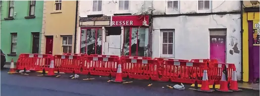  ?? ?? Barriers on High Street which have been in place for several weeks due to the risk of falling slates.