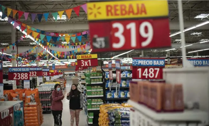  ?? ?? ► Personas compran en un supermerca­do en Buenos Aires, Argentina, el 18 de octubre de 2021.