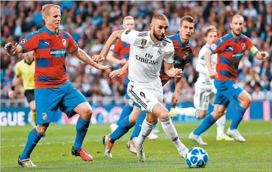  ??  ?? Karim Benzema fue punzante ante la zaga del club checo