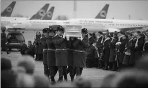  ??  ?? Soldiers carry a coffin containing the remains of one of the eleven Ukrainian victims of the Ukraine Internatio­nal Airlines flight 752 plane disaster during a memorial ceremony at the Boryspil Internatio­nal Airport, outside Kiev, Ukraine January 19, 2020. (Photo:Reuters)