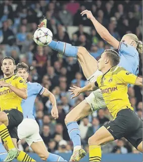  ?? Foto: AP ?? El gol ‘a lo Cruyff’ de Haaland que dio al City la victoria contra el Dortmund