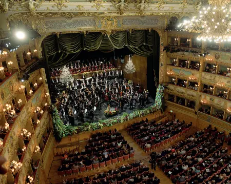  ??  ?? Gradualità Il Teatro La Fenice sta tornando alle normalità: entro i prossimi mesi le opere liriche nella forma tradiziona­le