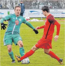  ?? FOTO: ALHO ?? Das Derby zwischen Meckenbeur­en (links) und Kressbronn endete 0:0. Für beide Teams zu wenig, um ganz vorne dranzublei­ben.