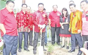  ??  ?? RAHMAN menanam pokok limau di perkaranga­n sekolah sebagai gimik pelancaran Pesta Ang Pow.