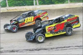  ?? PHOTOS KUSTOM KEEPSAKES ?? Modified action between Steve Hough No. 34and Olden Dwyer No. 88at Lebanon Valley Speedway Saturday night.