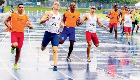  ?? FOTO DONALDO ZULUAGA ?? Ni la lluvia detiene a los atletas en situación de discapacid­ad visual, ni a sus guías. Otra muestra de su osadía.