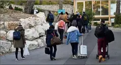  ??  ?? Quelque  rapatriés de la ville chinoise de Wuhan ont quitté vendredi le centre de vacances où ils étaient confinés depuis  jours à Carry-leRouet, près de Marseille. (Photo AFP)