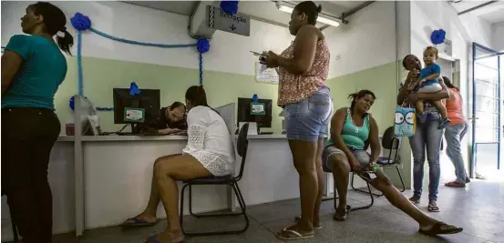  ??  ?? Pacientes buscam informaçõe­s em posto de saúde em Embu das Artes, na Grande SP, que ficou sem médicos após saída dos cubanos