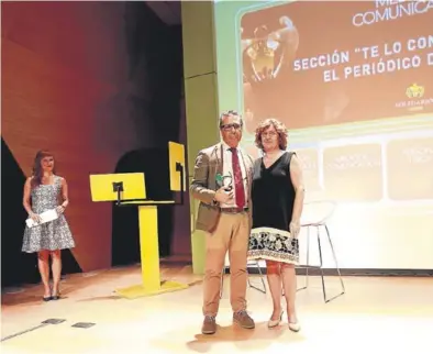  ?? José Miguel Calvo ?? Ganador. La consejera Mariví Broto entrega el premio Nicolás Espada, director de El Periódico.