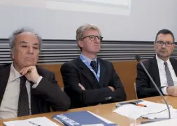  ??  ?? Lavori Il ministro Gallo, primo a sinistra nella foto, al tavolo dei relatori