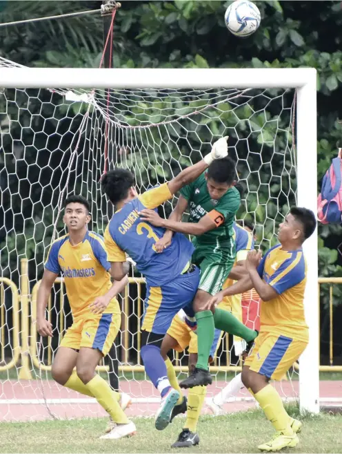  ?? SUNSTAR FOTO/RUEL ROSELLO ?? MINE. UC keeper Louie Jay Cabuenas clears the ball before UV captain John Vargas could go for a header during a corner kick.