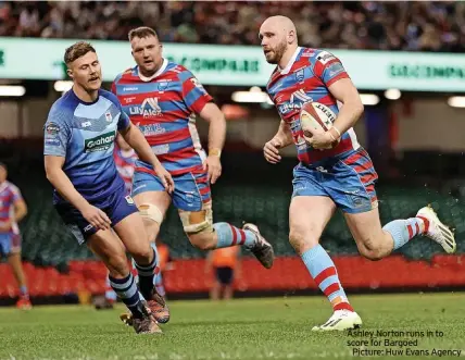  ?? ?? Ashley Norton runs in to score for Bargoed
Picture: Huw Evans Agency