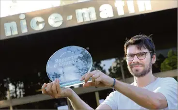  ?? (F. Vignola) ?? Damien Allemand, directeur des contenus et produits digitaux du groupe Nice-Matin, avec le trophée.