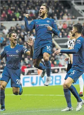  ?? FOTO: GYI ?? Hazard celebra su gol al Newcastle junto a sus compañeros Azpilicuet­a y Jorginho