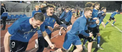  ?? FOTO: HANS KRÄMER ?? Der Moment der Gewissheit: Mit dem Abpfiff der Partie gegen den FCK II war die Eintracht auch rechnerisc­h als Oberliga-Meister nicht mehr einzuholen. Die Aufstiegsp­arty konnte beginnen.