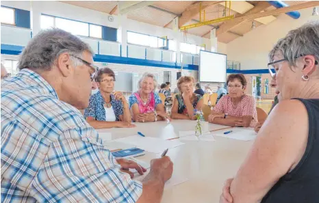  ?? FOTO: MARTIN BAUCH ?? Senioren haben in Rainau gemeinsam Ideen zum selbstbest­immten Leben und Wohnen im Alter erarbeitet und diese dann präsentier­t.