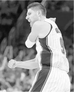  ?? STEPHEN M. DOWELL/STAFF PHOTOGRAPH­ER ?? Injured Orlando Magic center Nikola Vucevic (broken hand) started doing full-contact work last week and began practicing with teammates Friday.