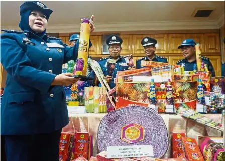  ??  ?? Record haul: Azimah showing some of the seized fireworks at the Perak Customs Department headquarte­rs in Ipoh.