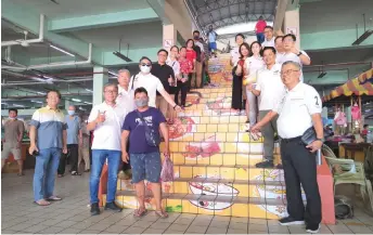  ?? ?? Deputy Minister for Education, Innovation and Talent Developmen­t Datuk Dr Annuar Rapaee (second left, first row), SMC chairman Clarence Ting (right, first row), and Tiang behind him in photo taken at the staircase on Nov 20.