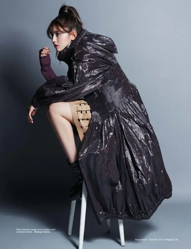  ??  ?? Plum raincoat, beige woven leather skirt and black boots _ Bottega Veneta