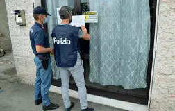  ??  ?? I sigilli La polizia ha chiuso il New Generation di stradone Santa Lucia