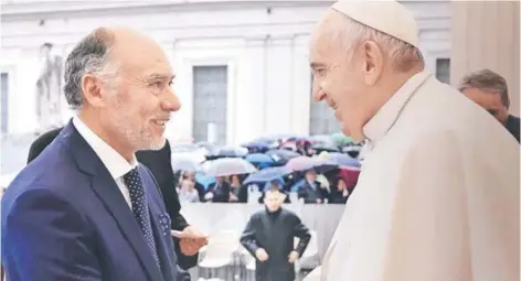  ??  ?? El diputado Iván Flores junto al Papa Francisco, el miércoles pasado.