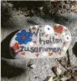  ?? Foto: Helene Monzer ?? Hunderte bemalte Steine liegen am Weg in Kühbach.