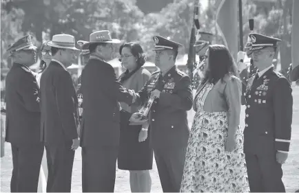  ?? Photo by Redjie Melvic Cawis ?? AWARDEES. DENR Sec. Roy Cimatu assisted by Philippine Military Academy Alumni Associatio­n Chairman Jaime Delos Santos and President Rodolfo Azurin awarded plaques to the 2019 Cavalier Awardees during the PMA Alumni Homecoming 2019 at Fort Del Pilar over the weekend. Cimatu, a member of PMA Class 1970 is the guest of honor and speaker during the ceremony.