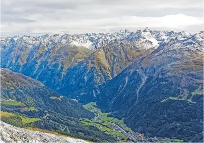  ?? [ Getty Images/Westend61 ] ?? Die Alpen reichen tief in den Erdboden. Geophysike­r haben nun ein exaktes Modell ihrer Struktur erstellt.