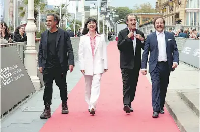  ?? CORTESÍA: FESTIVAL DE SAN SEBASTIÁN ?? El elenco acompañó al director en el pase del filme en competenci­a