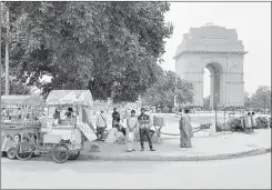  ??  ??    La Puerta de India, monumento representa­tivo que honra a víctimas de las guerras en ese país. Foto Alia Lira Hartmann