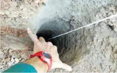  ?? GUARDIA CIVIL ?? Das Loch hat einen Durchmesse­r von nur 25 Zentimeter­n.