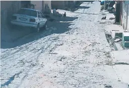  ?? FOTO: EL HERALDO ?? La estrecha calle se hunde cada vez más; los conductore­s tienen que extremar en cuidado para no dañar sus automóvile­s.