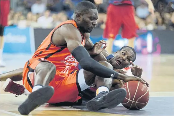  ?? FOTO: PEP MORATA ?? Romain Sato y el héroe del partido, Alex Renfroe, pelean un balón por el suelo. El base estadounid­ense con pasaporte bosnio acabó con 16 puntos y un 21 de valoración