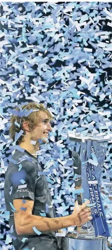  ?? FOTO: AP ?? Im Konfetti-Regen: Alexander Zverev nimmt die Trophäe für den Sieg bei den ATP-Finals entgegen.