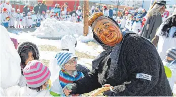  ?? ARCHIVFOTO: CZILWA ?? Trossingen ist nicht ganz fasnetsfre­i. Am Schmotzige­n treffen sich die Narren mit einigen Kindergärt­en auf dem Rathausvor­platz und alle zwei Jahre gibt es einen Fasnetsumz­ug.