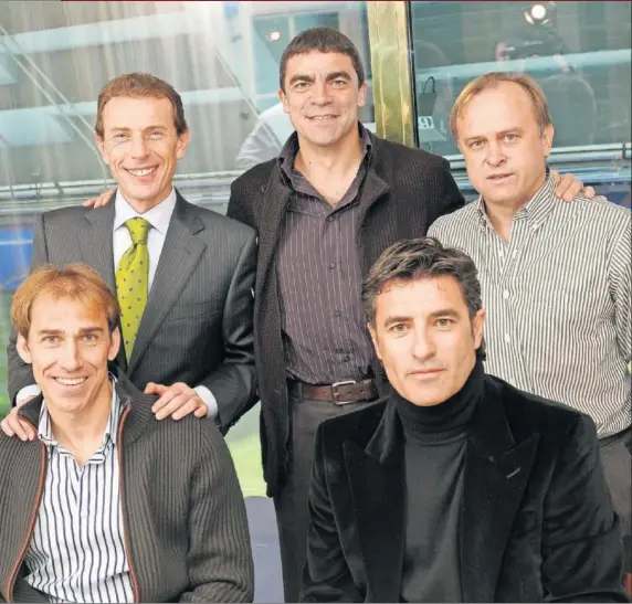  ??  ?? Butragueño, Sanchís, Pardeza, Martín Vázquez y Michel se han reunido en diversas ocasiones para recordar a ‘La Quinta del Buitre’.