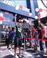  ?? DITE SURENDRA/JAWA POS ?? MERIAH: Direktur PT DBL Indonesia Azrul Ananda melepaskan balon bersama pengunjung pada acara grand launching Under Armour di DBL Store kemarin.
lifestyle
official store
Grand launching