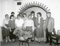  ?? Archivfoto: Frauenbund ?? Dieses Bild entstand bei der Gründung des katholisch­en Frauenbund­s Klosterbeu­ren am 18. Mai 1987. Rechts im Bild Pfarrer Robert Schwaiger.