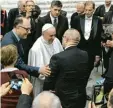  ?? Foto: Andrea Fleming ?? Der Augsburger Thomas Hüttl schüttelt dem Papst am Samstag bei einer Au dienz die Hand.