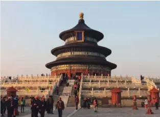  ?? ??  ЗАПРЕТНЫЙ ГОРОД: многие туристы едут в Пекин именно для того, чтобы взглянуть на древнюю резиденцию императоро­в Китая.