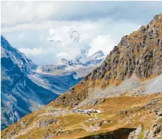  ?? Fotos: Verena Mörzl ?? Für wenige Sekunden geben die Wolken einen Blick auf das Matterhorn frei. Von der italienisc­hen Seite sieht der berühmte Gipfel anders aus, als von der Schweiz und ist dennoch imposant. Die Bilder oben zeigen den Liskamm (oben links), verlassene Häu...